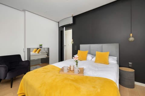 Bed, Photo of the whole room, Seating area, Bedroom, towels
