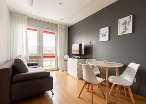 Communal lounge/ TV room, TV and multimedia, Living room, Seating area, Dining area, Evening entertainment