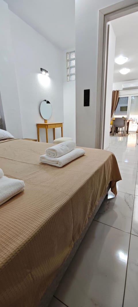 Bed, Bedroom, towels