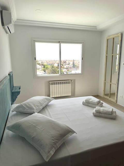 Bed, Photo of the whole room, internet, towels, air conditioner