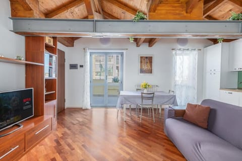 Homey Grandeur - Spacious Stay with Terrace & Wi-Fi Apartment in Milan