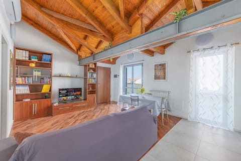 Homey Grandeur - Spacious Stay with Terrace & Wi-Fi Apartment in Milan