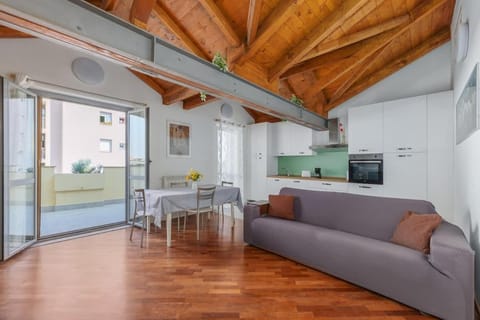 Homey Grandeur - Spacious Stay with Terrace & Wi-Fi Apartment in Milan