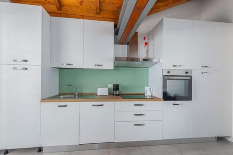 Homey Grandeur - Spacious Stay with Terrace & Wi-Fi Apartment in Milan