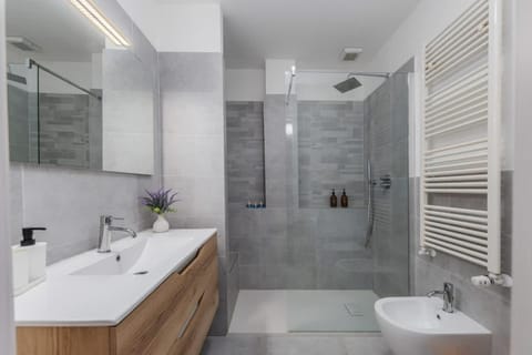 Homey Grandeur - Spacious Stay with Terrace & Wi-Fi Apartment in Milan