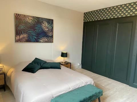 Bed, Photo of the whole room, wardrobe