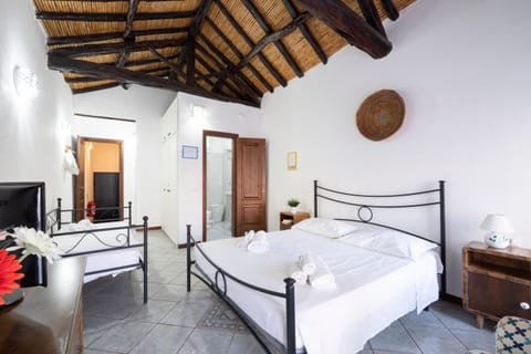 Bed, TV and multimedia, Photo of the whole room, Bedroom, towels