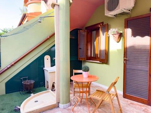 Shower, Garden, Dining area