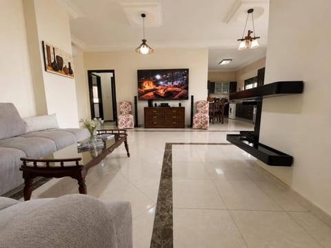 Communal lounge/ TV room, TV and multimedia, Kitchen or kitchenette, Living room, Seating area, Dining area, Evening entertainment, fireplace, air conditioner