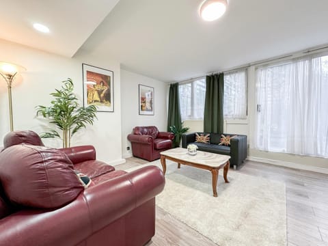 Facade/entrance, Garden, TV and multimedia, View (from property/room), Living room, Decorative detail, Seating area, flat iron, heating, internet