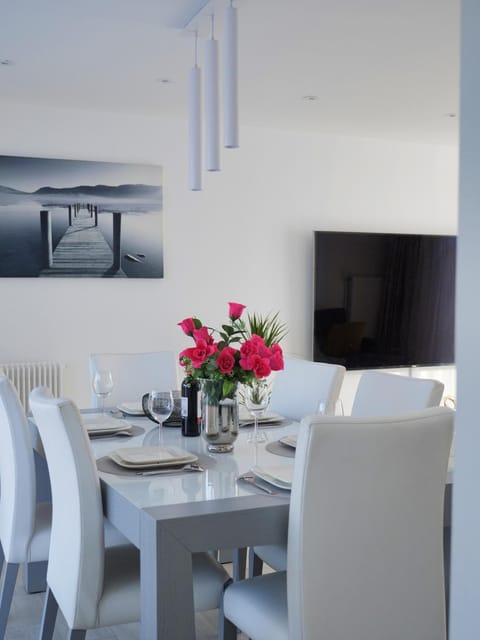 Communal lounge/ TV room, TV and multimedia, Living room, Seating area, Dining area