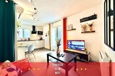 Communal lounge/ TV room, Living room, Lounge or bar, Seating area, kitchen