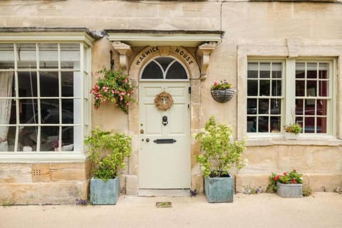 Luxury Townhouse in the Heart of Burford Sleeps 11 House in Burford Church Church Green
