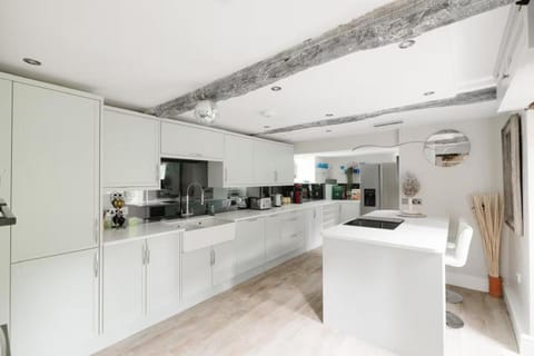 Luxury Townhouse in the Heart of Burford Sleeps 11 House in Burford Church Church Green