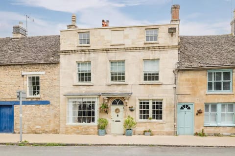 Luxury Townhouse in the Heart of Burford Sleeps 11 House in Burford Church Church Green