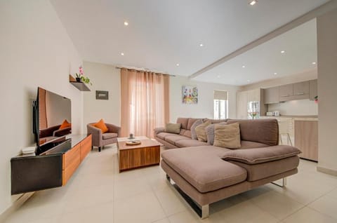 TV and multimedia, Kitchen or kitchenette, Living room, Seating area