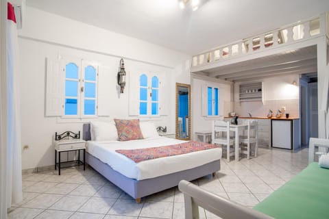 Bed, Living room, Seating area, Dining area