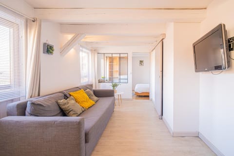 Communal lounge/ TV room, Bed, TV and multimedia, Living room, Seating area