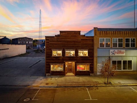 Historic Yellowstone Saloon House in Ashton