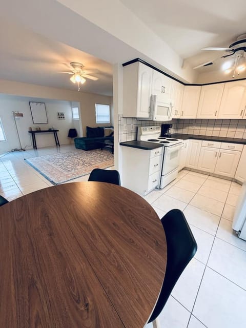 Quiet Home Near Wilton Dr, Sleeps 6,10 Min Beach House in Wilton Manors