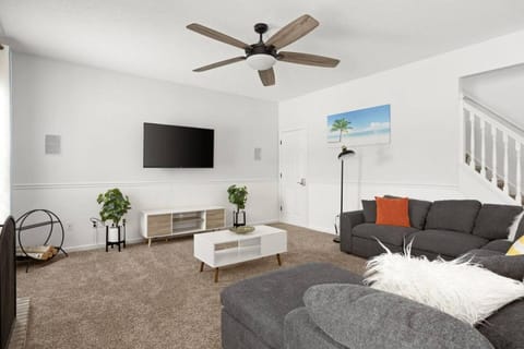 TV and multimedia, Living room, Seating area, Evening entertainment
