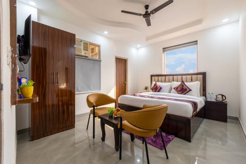 Bed, Living room, Photo of the whole room, Seating area