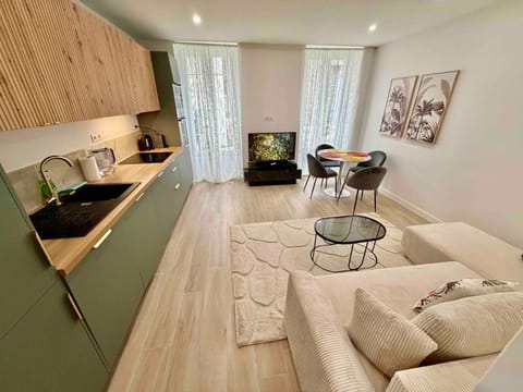TV and multimedia, Kitchen or kitchenette, Living room, Seating area, Dining area