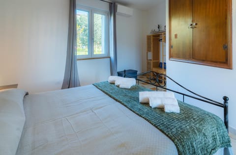 Bed, Photo of the whole room, Bedroom, towels, wardrobe