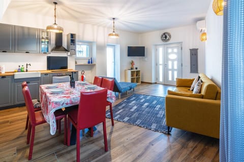 TV and multimedia, Kitchen or kitchenette, Living room, Dining area, Evening entertainment, oven, stove