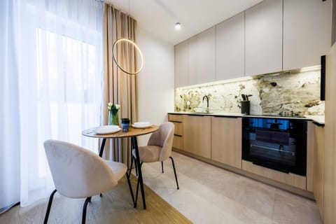 Coffee/tea facilities, Dining area, microwave, stove, kitchen