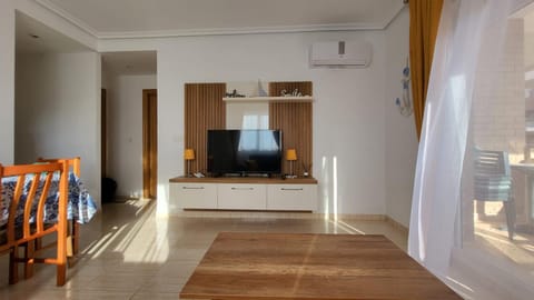 Communal lounge/ TV room, Dining area, air conditioner