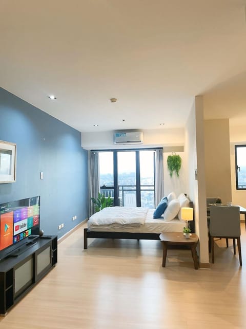 Bed, TV and multimedia, Living room, Photo of the whole room, Seating area, Bedroom