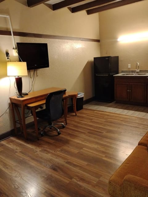 Gated 1 King Bedroom 1 Bath Apt with Full Kitchen 129 Apartment in Baton Rouge