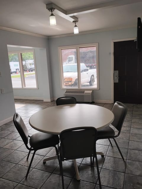 Gated 1 King Bedroom 1 Bath Apt with Full Kitchen 129 Apartment in Baton Rouge