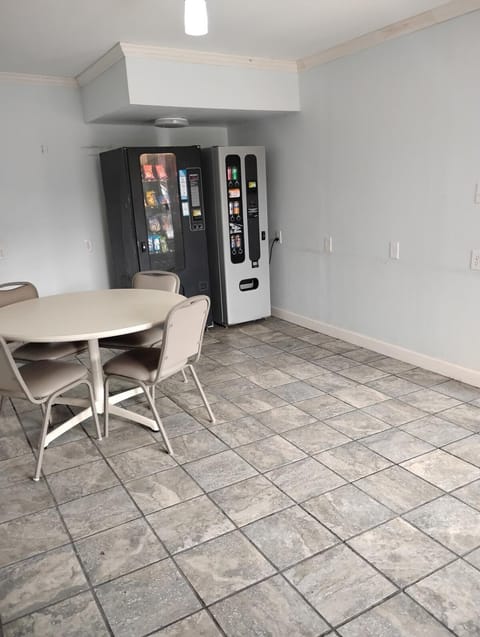 Gated 1 King Bedroom 1 Bath Apt with Full Kitchen 129 Apartment in Baton Rouge