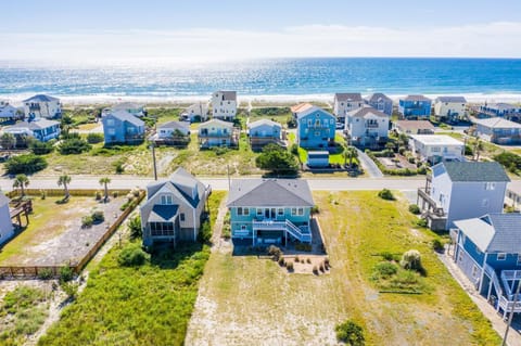Charming 3 bedroom house with views of the ocean and the sound House in Topsail Beach