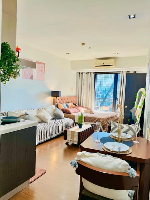 Bed, Living room, Photo of the whole room, Seating area, Dining area, Bedroom