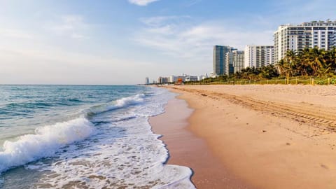 Modern & Central Miami Free Parking & WiFi House in Miami