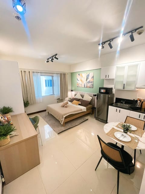 Bed, Living room, Photo of the whole room, Dining area, Bedroom
