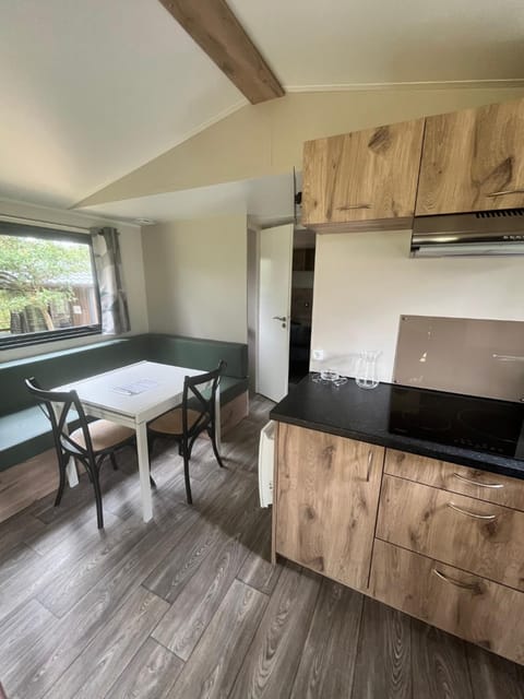 Kitchen or kitchenette, Seating area