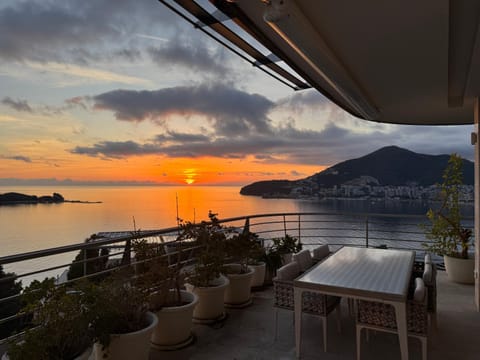 Property building, Patio, Day, Natural landscape, View (from property/room), Balcony/Terrace, Dining area, Lake view, Mountain view, River view, Sea view, Sea view, Sunrise, Sunset
