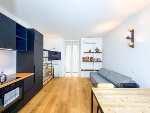 Communal lounge/ TV room, Kitchen or kitchenette, Living room, Seating area, Dining area, oven, stove