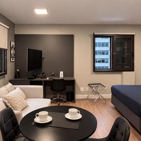 Bed, TV and multimedia, Dining area, Bedroom