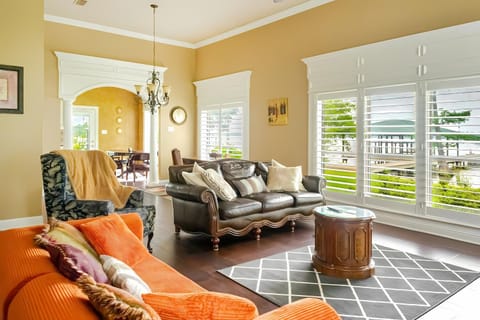 Living room, Seating area