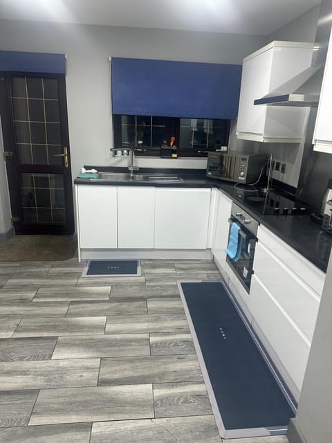 Kitchen or kitchenette, dishwasher, stove