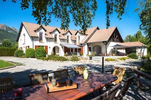 Property building, Day, Natural landscape, Garden, Mountain view
