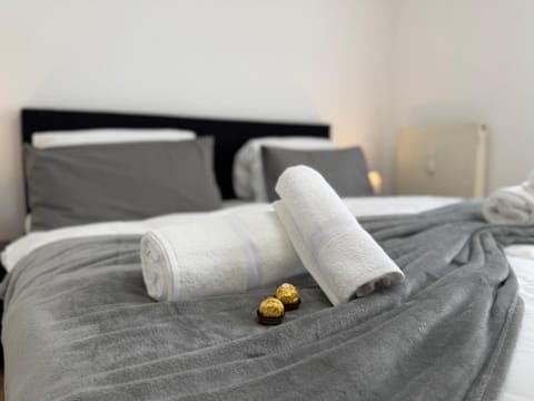 Bed, Photo of the whole room, Bedroom, towels