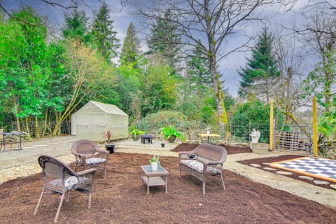 Peace and Serenity in Gresham! Sleek Home with Yard House in Gresham