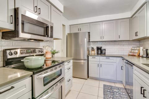 Peace and Serenity in Gresham! Sleek Home with Yard House in Gresham