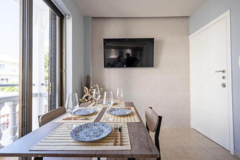 Property building, TV and multimedia, Living room, Seating area, Dining area, Area and facilities, furniture, air conditioner